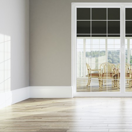 PVC-Bodenbelag in Holzoptik in einem hellem Raum mit bodentiefen Fenstern