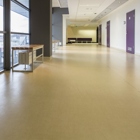 Flur mit hellem Linoleumboden in einem Verwaltungsgebäude