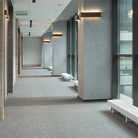 Moderner Flur mit Kautschukboden und großen Fenstern